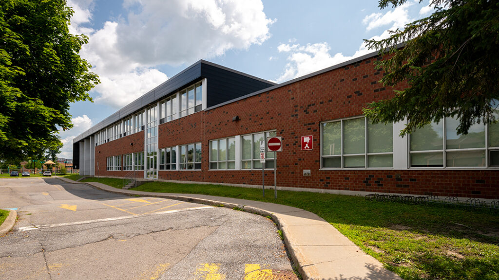 Façade de l'établissement scolaire Jean-Leman